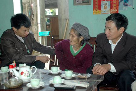 Phóng viên Báo YBĐT trao đổi với gia đình bà Lạt ở xã Hán Đà, huyện Yên Bình về những trường hợp bị tử vong do chó dại cắn tại địa phương. (Ảnh: Mạnh Cường)